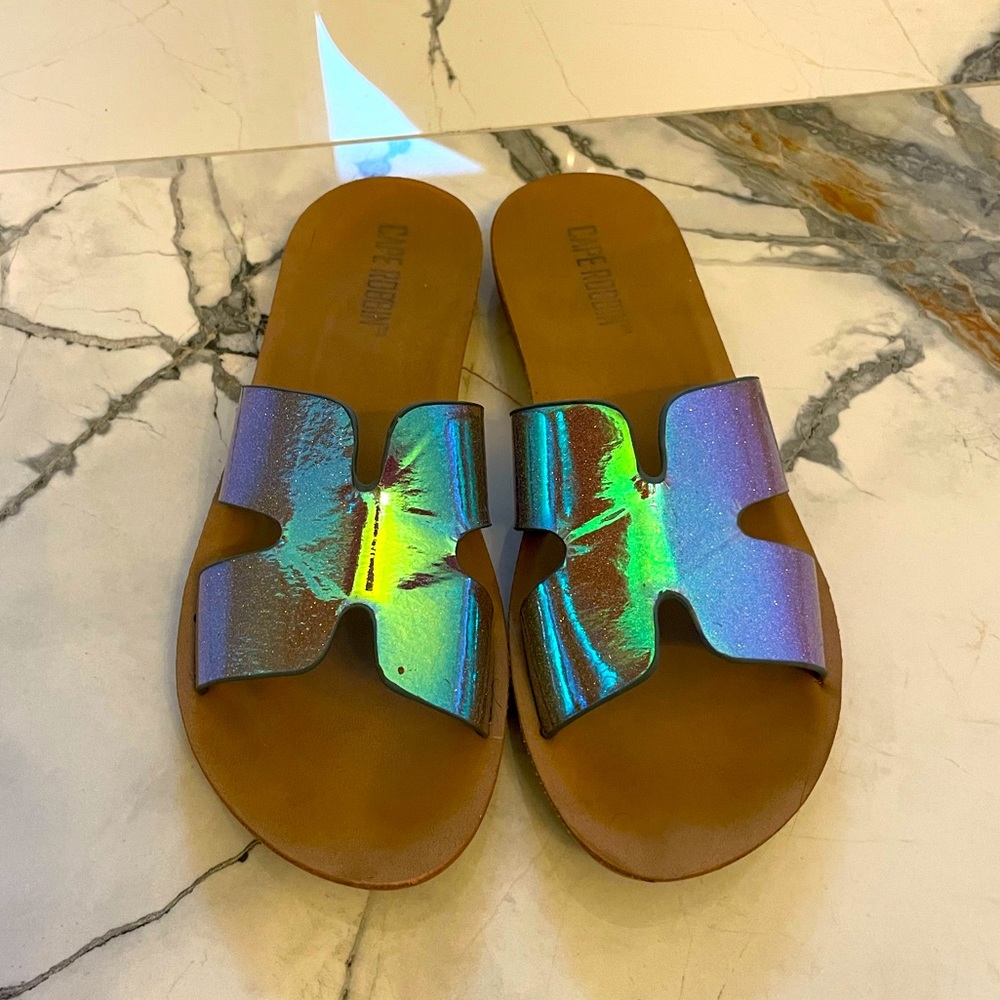 Sz 7 Cape Robbin “Oran” styled slippers Iridescent color